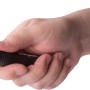 Schwarze Energizer X-Focus Taschenlampe in Hand, mit Strahlfokussierung und Batterien.