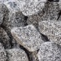 Nahaufnahme von Granitbruchsteinen "Salz & Pfeffer" für Scherf Fertig-Gabione, ideal für Mauersysteme.