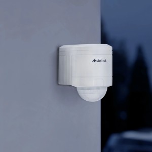 Weißer Steinel Bewegungsmelder IS 240 Duo zur Wandmontage.