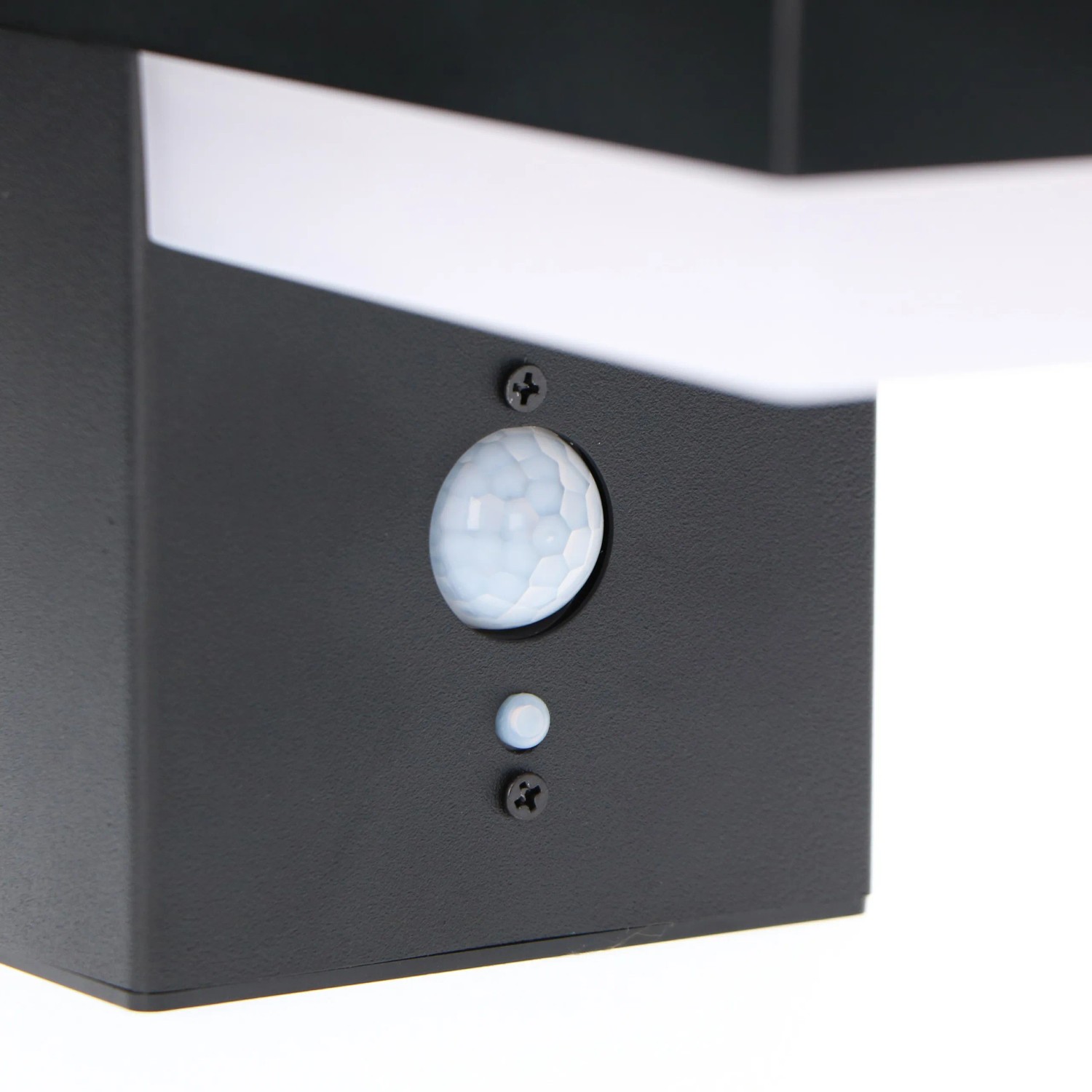 Schwarze Solar-Wandleuchte mit Sensor, 600 lm, 2700 K, IP44, Detailaufnahme des Sensors.