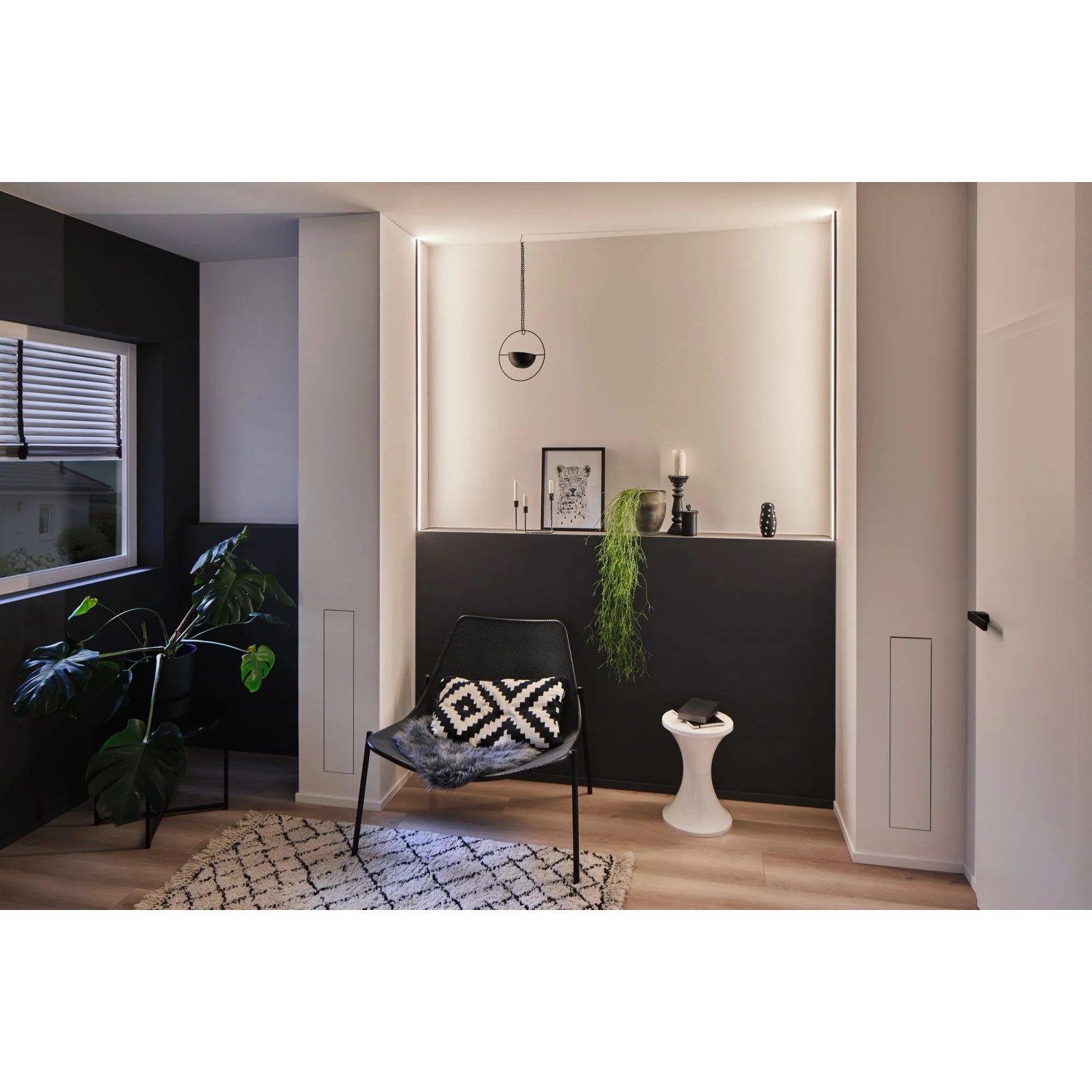 Paulmann Square Profil mit LED-Streifen in Wohnraum-Szene, Aluminium eloxiert, weißer Diffusor.