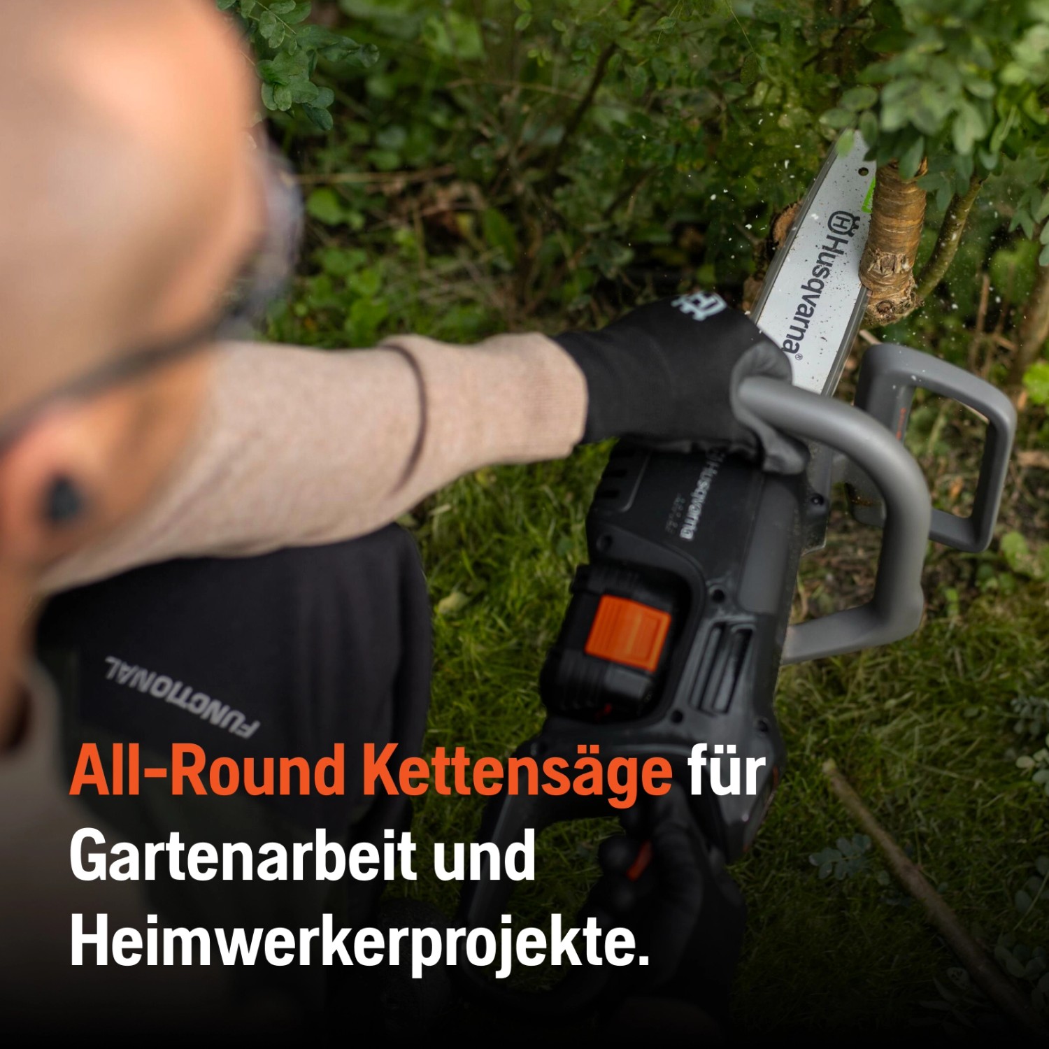 Husqvarna Akku-Kettensäge Aspire C15X-P4A im Einsatz beim Beschneiden eines Astes.