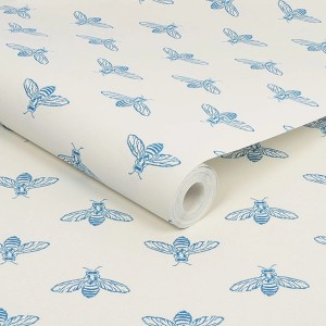 Joules Vliestapete Block Print Bee Blue Haze: Rolle mit blauem Bienenmuster auf hellem Grund.