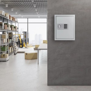 Weißer KARAT Schlüsseltresor mit Elektronikschloss an grauer Wand im Lager.