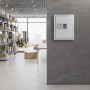 Weißer KARAT Schlüsseltresor mit Elektronikschloss an grauer Wand im Lager.