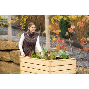 Frau beim Gärtnern im Westmann Hochbeet aus Fichte, Größe M.