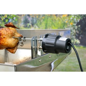 Elektro-Grillmotor mit Hähnchen auf Spieß für gleichmäßige Garung beim Grillen.