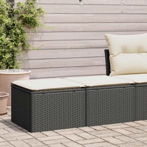 2-teilige Garten-Sofagarnitur aus schwarzem Rattan mit cremefarbenen Kissen.