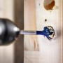 Bosch Expert Selfcut Flachfräsbohrer bohrt Loch in Holz mit Bohrmaschine.