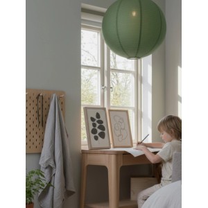 Grüne PR Home Haru Pendelleuchte aus Reispapier im Kinderzimmer.