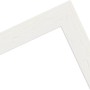 Detailansicht des weißen WANDStyle Bilderrahmens H750 aus Massivholz (10x15 cm) im Landhausstil.