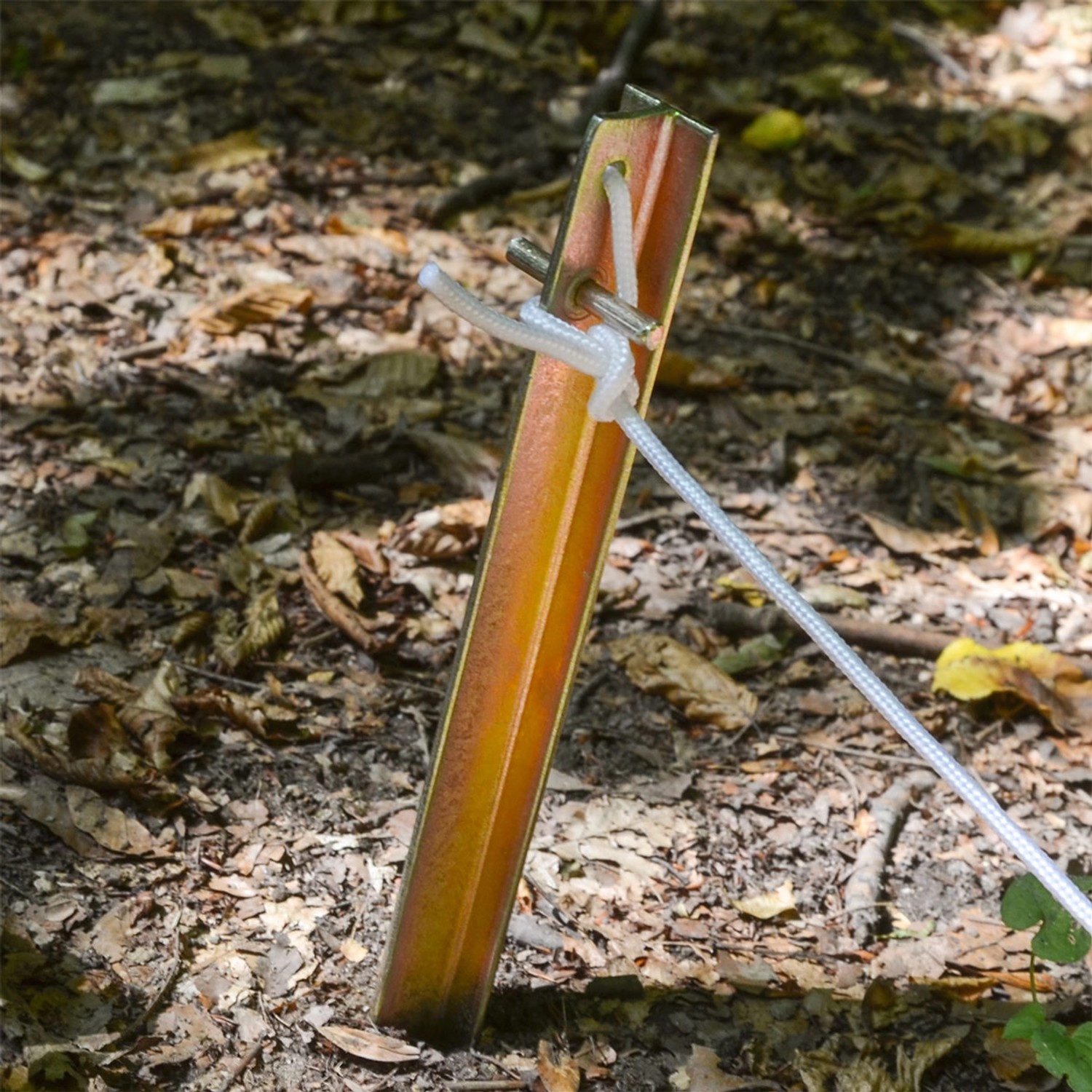 AMANKA Stahl Erdnagel mit T-Profil im Boden, Spannleine befestigt. Camping Zubehör.