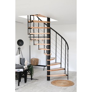 Minka Spindeltreppe Helios Buche-Schwarz im Wohnraum: Wendeltreppe mit Buchenholzstufen und schwarzem Metallgeländer.