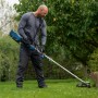 Mann trimmt Rasen mit dem Bosch Professional Akku-Rasentrimmer GRT 18V-40 Solo.