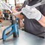 Bosch Professional Heißluftgebläse GHG 23-66 im Einsatz beim Erhitzen eines Rohrs.