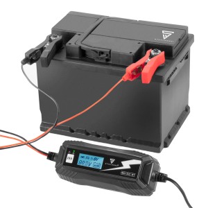 STAHLWERK Batterieladegerät IBC-50 ST mit Batterie verbunden. Autopflege für 6V/12V Batterien.