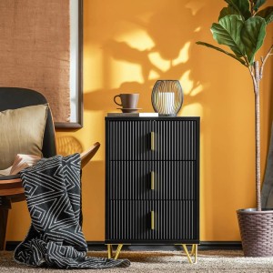 Schwarzer Nachttisch mit 3 geriffelten Schubladen, goldenen Griffen und schrägen Metallbeinen. Modernes Schlafzimmer Möbel.