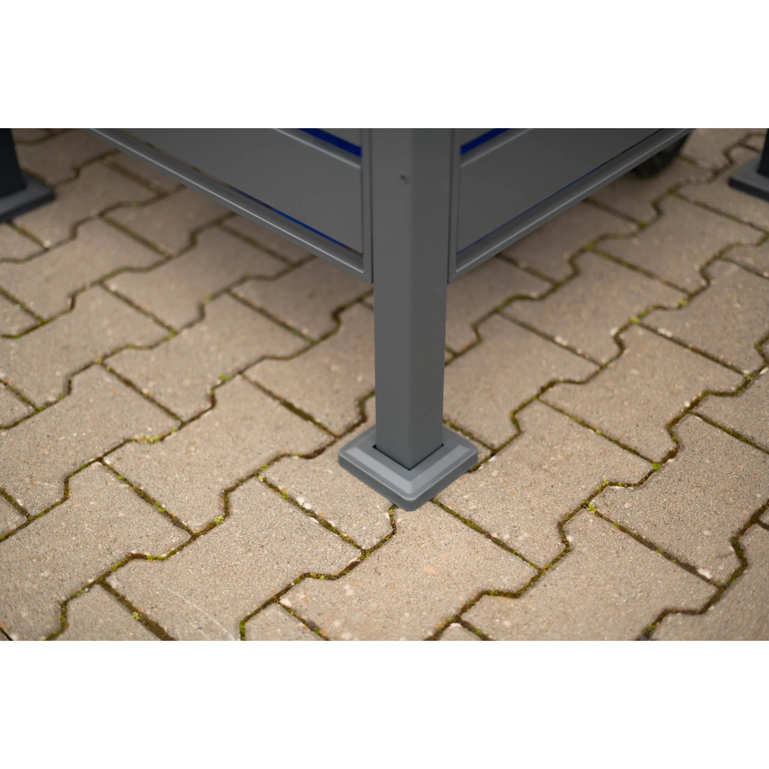 Detailaufnahme: Anthrazitgraue Westmann Mülltonnenverkleidung Planum aus Metall, 2x240 l.