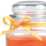 Duftkerze im Glas mit orangefarbenem Wachs und Schleife. Kerze mit Honigmelonen-Duft.