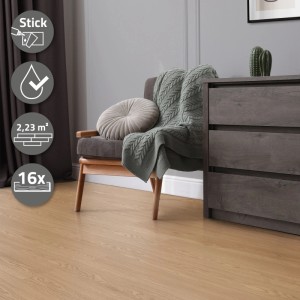 ML-Design Vinylboden Eiche Sundance, selbstklebend, im Wohnraum mit Sessel und Kommode.