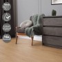 ML-Design Vinylboden Eiche Sundance, selbstklebend, im Wohnraum mit Sessel und Kommode.