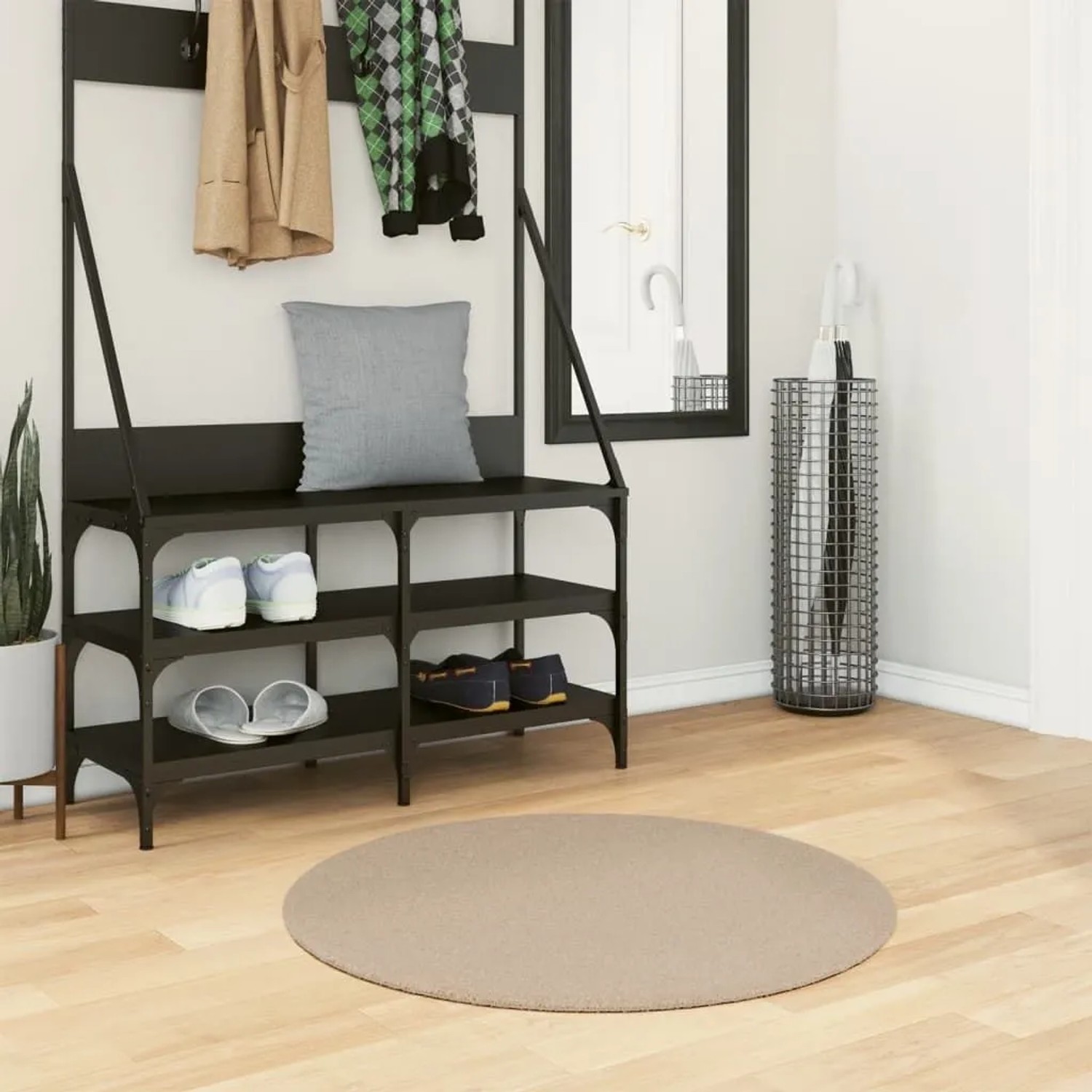 Runder sandfarbener Kurzflor-Teppich (Ø 80 cm) im Flur vor einer Garderobe. Weich und waschbar.