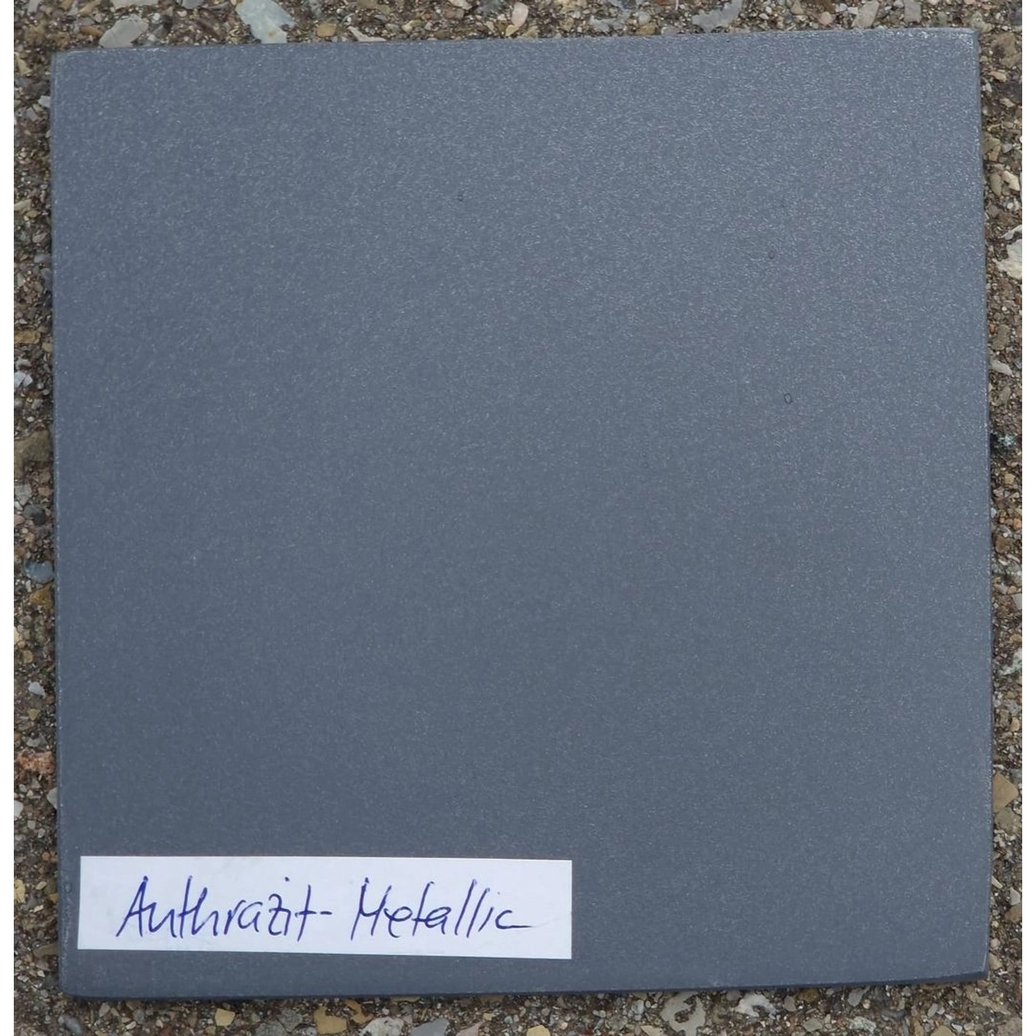 Quadratischer Pflanzkübel aus Fiberglas in Anthrazit-Metallic, Nahaufnahme.