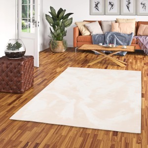 Pergamon Luxus Fellteppich Pearl Beige, 80x150cm, im Wohnzimmer auf Holzboden.