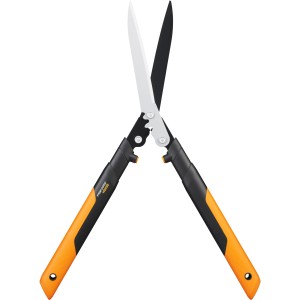 Fiskars Getriebe-Heckenschere PowerGear X HSX92 mit orange-schwarzen Griffen und Stahlklingen.