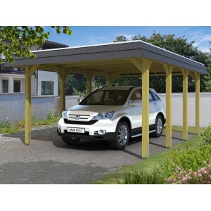 Skan Holz Carport Spreewald mit schwarzer Blende und Auto. Holzkonstruktion mit Flachdach.