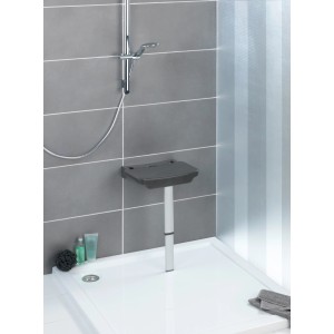 Wenko Duschklappsitz Secura Premium Anthrazit in Dusche mit grauen Fliesen und Duschkopf.