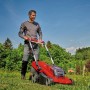 Einhell Akku-Rasenmäher Rasarro 36/40 im Einsatz auf einer Rasenfläche.