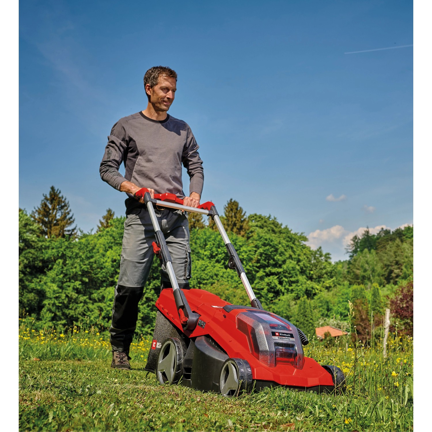 Einhell Akku-Rasenmäher Rasarro 36/40 im Einsatz auf einer Rasenfläche.