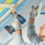 Bosch Professional GDX 18V-200 Akku-Drehschlagschrauber im Einsatz beim Schrauben im Dachstuhl.