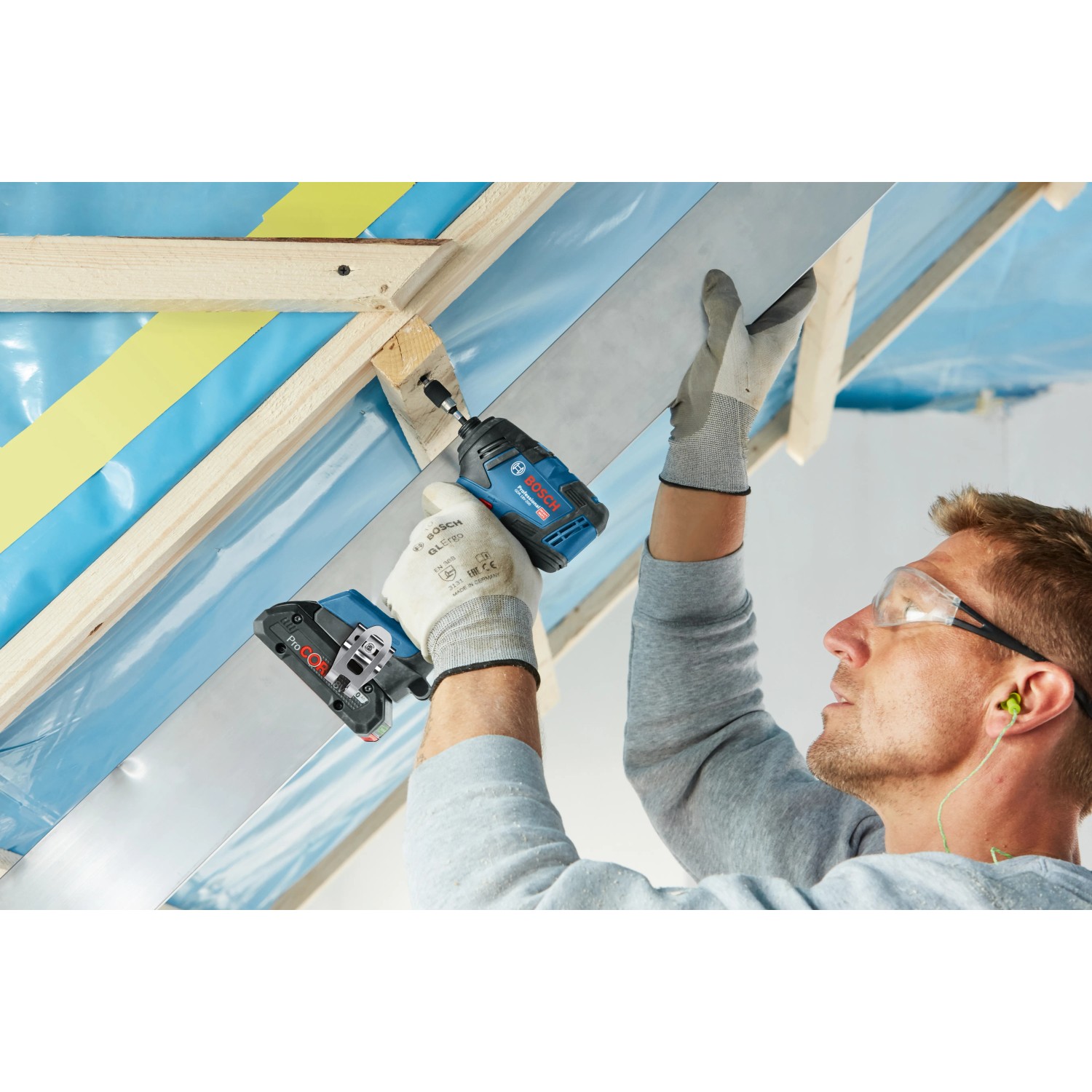 Bosch Professional GDX 18V-200 Akku-Drehschlagschrauber im Einsatz beim Schrauben im Dachstuhl.