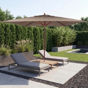 Großer taupefarbener Holz-Sonnenschirm 4x4m eckig, mit Seilzug, in Gartenumgebung. Ideal für Gastronomie & Terrasse.