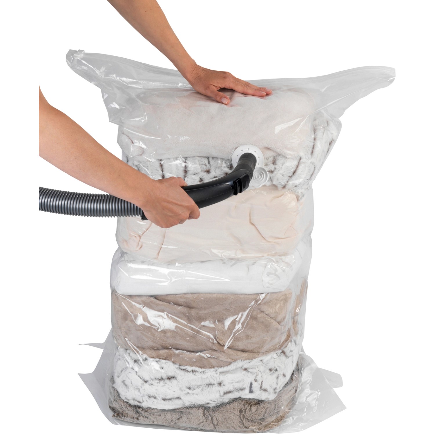 Wenko Vakuumbeutel Cube L mit Staubsauger beim Luftabsaugen für textile Aufbewahrung.