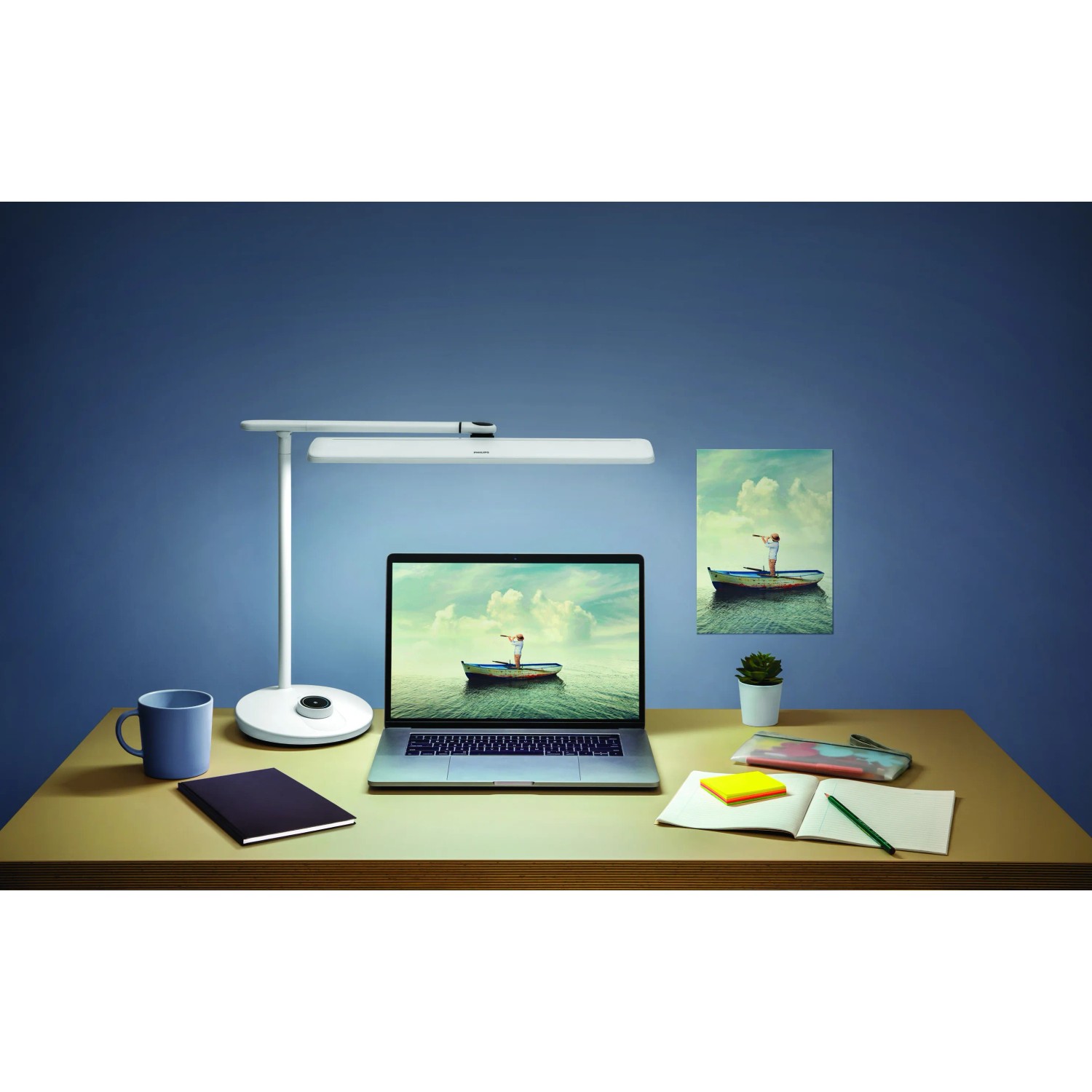 Weiße Philips VDTMate LED-Tischleuchte mit Netzkabel auf Schreibtisch mit Laptop.
