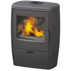 Dunkelgrauer Plamen Gusskaminofen Alberto 8,6 kW mit großer Sichtscheibe und loderndem Feuer.
