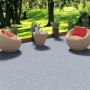 Grauer Snapstyle Kunstrasen Rasenteppich Kingston 400x100cm auf einer Terrasse mit Gartenmöbeln.