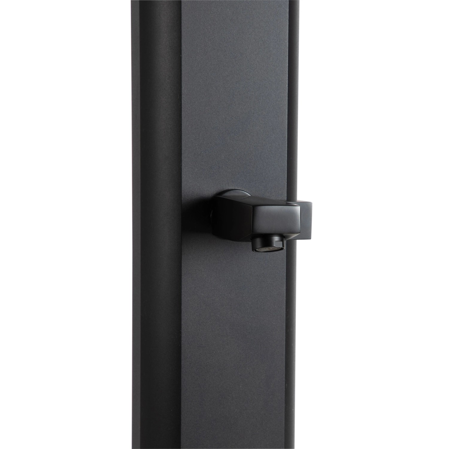Detailaufnahme: Schwarze Steinbach Solardusche Compact 25 l mit Duschkopf.
