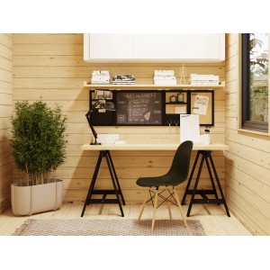 Innenansicht Ferienhaus Cecilia: Büro mit Schreibtisch, Stuhl und Dekoration vor Holzwand.
