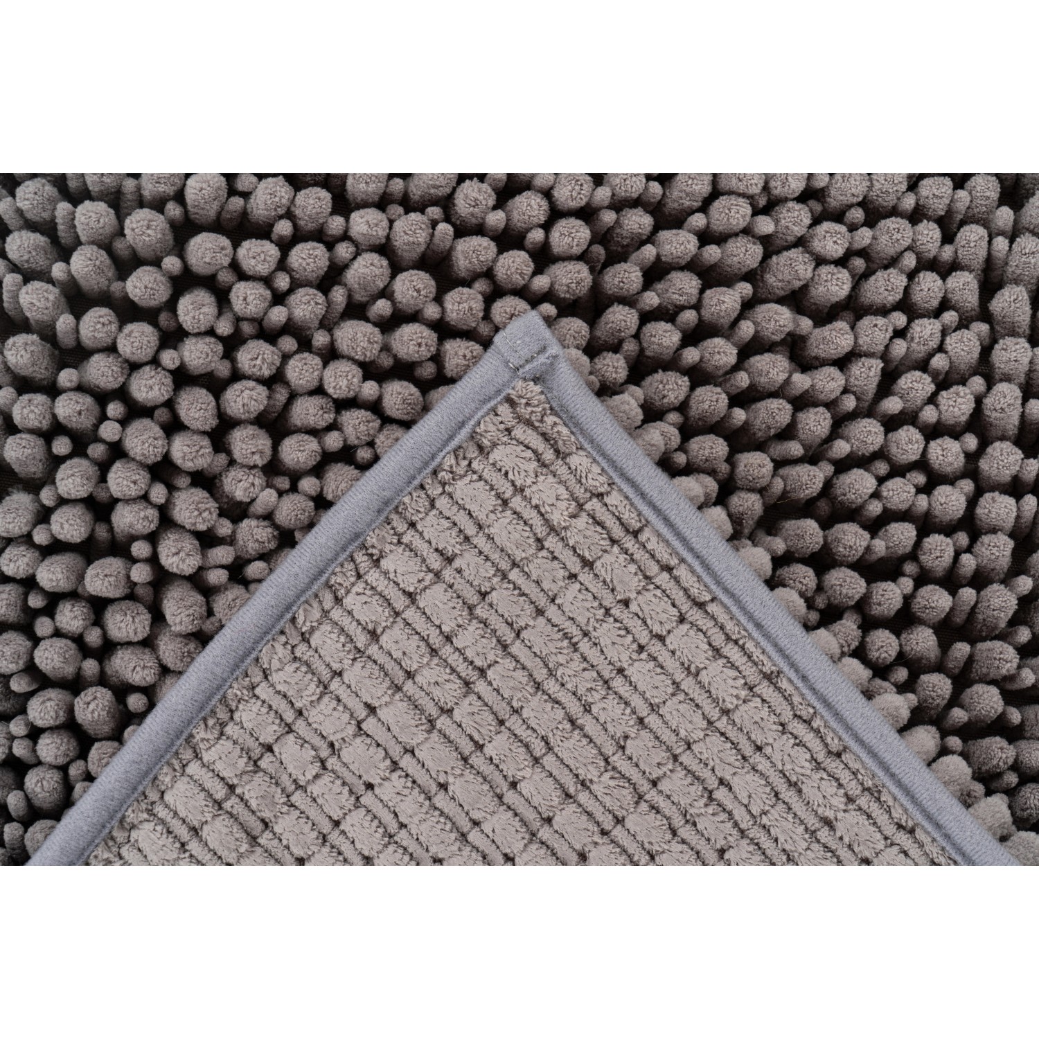 Grauer Lalee Badteppich Fluffy (40x60 cm) mit weichem Flor und rutschfester Rückseite.