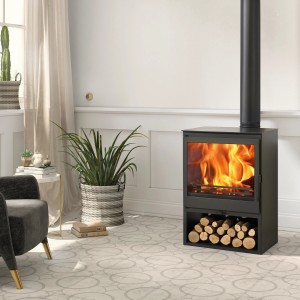 Panadero Saphir Kaminofen, Stahl schwarz metallic, 7,1 kW, mit Holzscheiten im Lagerfach.