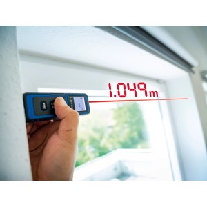 LUX-TOOLS Laser-Entfernungsmesser bei Messung von Fensterrahmen mit Laserstrahl und Anzeige.