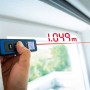 LUX-TOOLS Laser-Entfernungsmesser bei Messung von Fensterrahmen mit Laserstrahl und Anzeige.