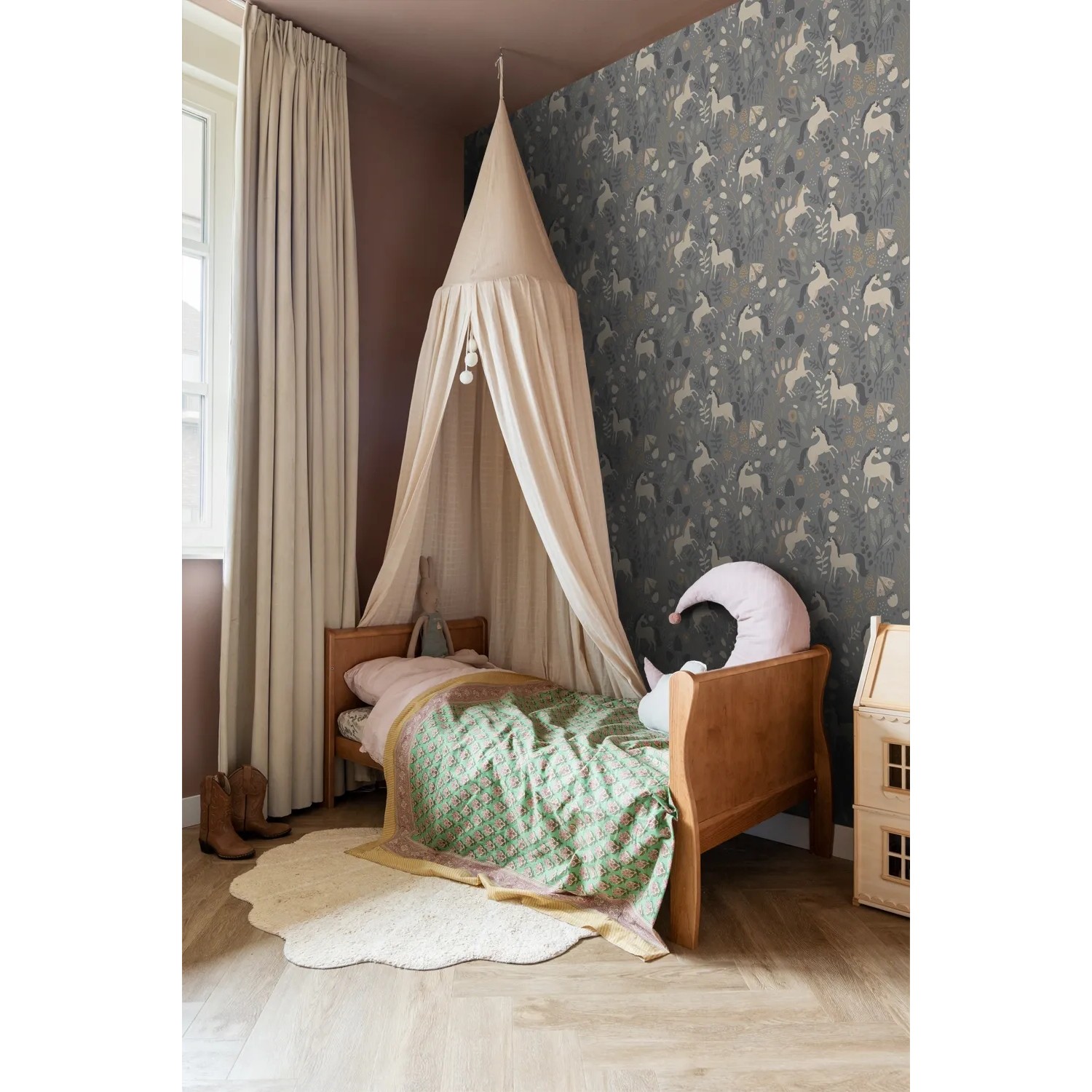 Kinderzimmer mit graublauer ESTAhome Tapete mit Einhörnern. Dekorative Vliestapete.