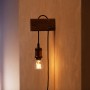 Philips Hue Filament Lampe A60 E27 an Holzhalterung mit Kabel an Wand.