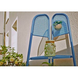 Blaues Garden Pleasure Eckregal Ekko (180cm) mit Deko im Garten.