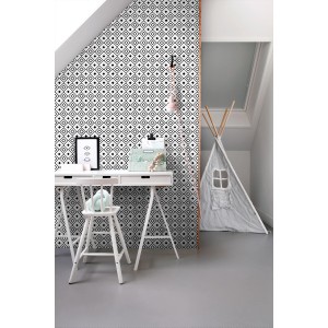 ESTAhome Tapete Karomuster schwarz-weiß im Kinderzimmer mit Schreibtisch und Spielzelt.